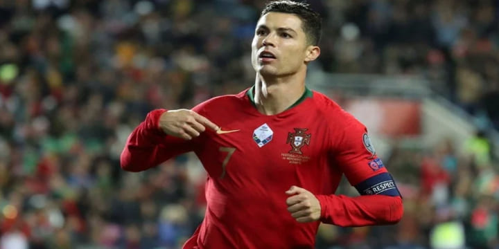 Cầu thủ Cristiano Ronaldo lập kỷ lục khoác áo đội tuyển nhiều nhất và là người lớn tuổi nhất tham dự Euro