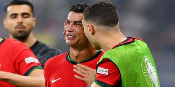 Siêu sao Cristiano Ronaldo đã bật khóc khi sút hỏng quả phạt đền