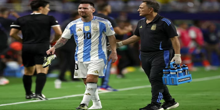 Ngôi sao Lionel Messi bị dính chấn thương mắt cá chân