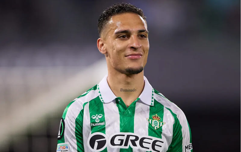 Antony đã bị nhận thẻ đỏ trực tiếp và La Liga đã quyết định hủy bỏ thẻ đỏ này