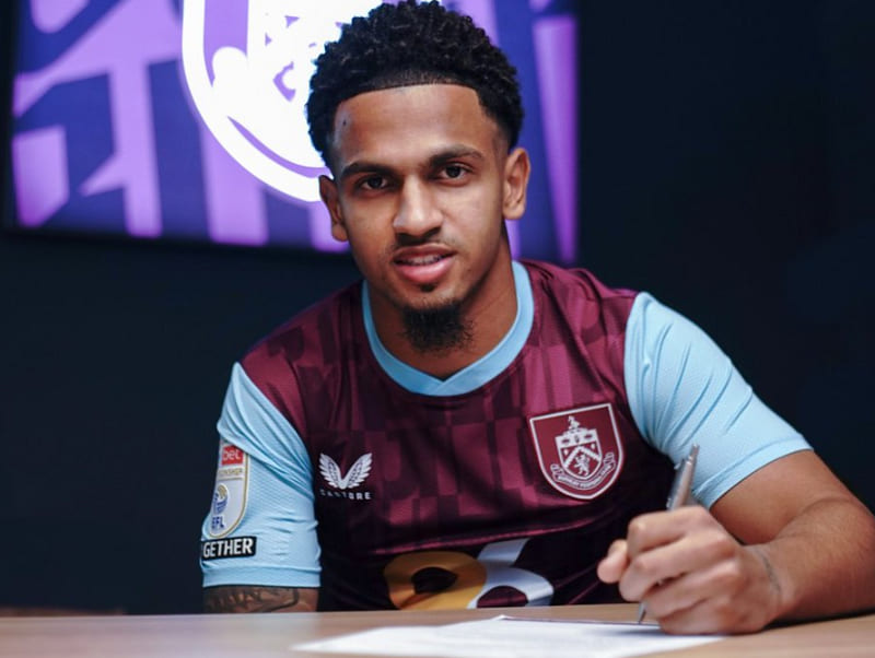 Cầu thủ Marcus Edwards chuyển đến Burnley