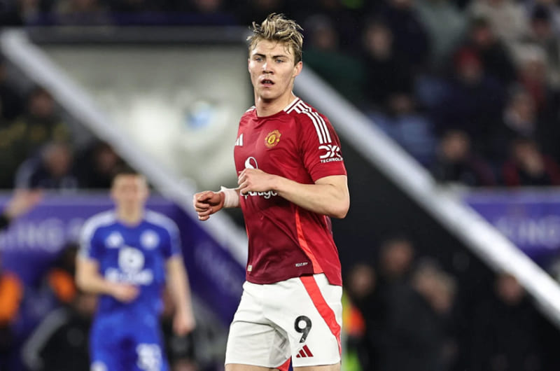 Cầu thủ Rasmus Hojlund đang được MU đàm phán với Napoli