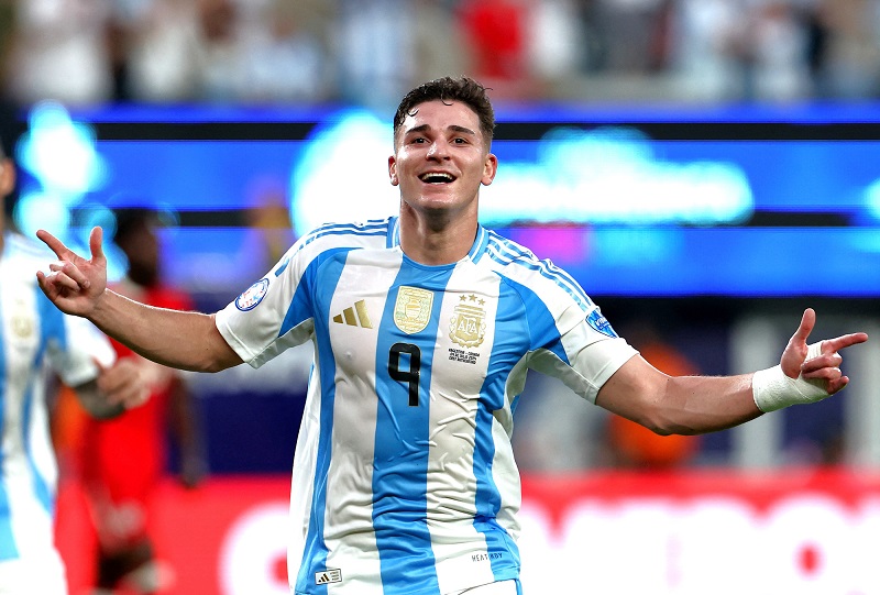 Liverpool đang quyết chiêu mộ Julian Alvarez với giá 100 triệu bảng