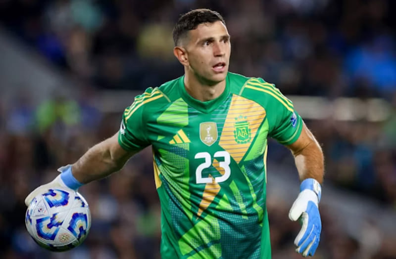 Cầu thủ Emiliano Martinez hiện tại đang tập trung thi đấu cho Aston Villa tại FA Cup và Premier League