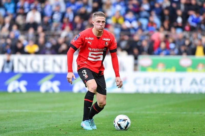 Cầu thủ Adrien Truffert sẽ hết hạn hợp đồng vào mùa hè 2026