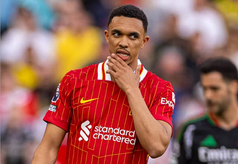 Cổ động viên Liverpool la ó Trent Alexander-Arnold