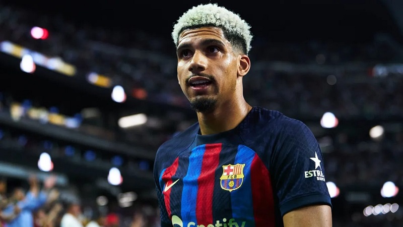 MU quyết tâm chiêu mộ cầu thủ Ronald Araujo của Barcelona