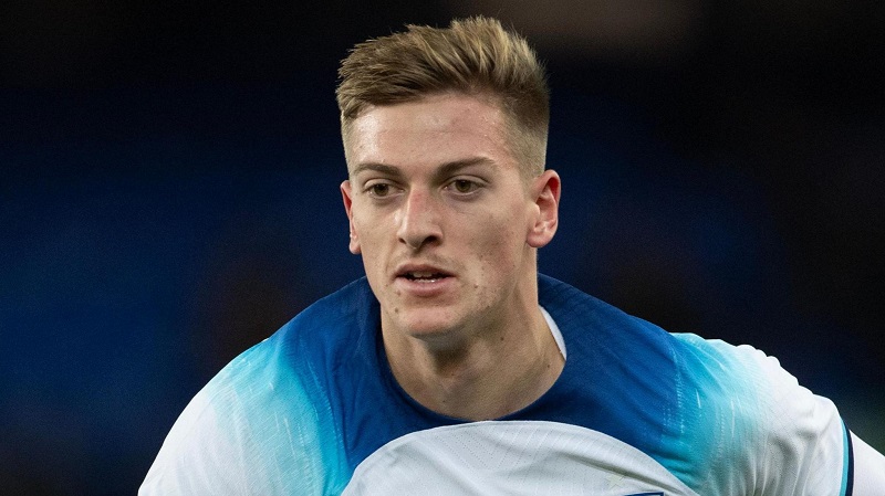Cầu thủ Liam Delap ký hợp đồng với Chelsea đến năm 2031